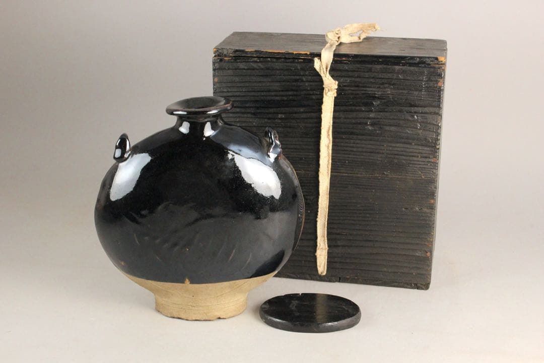 No4476 中国美術　磁州窯　黒釉葉文扁壷　木製台/木箱付　花器　送料無料