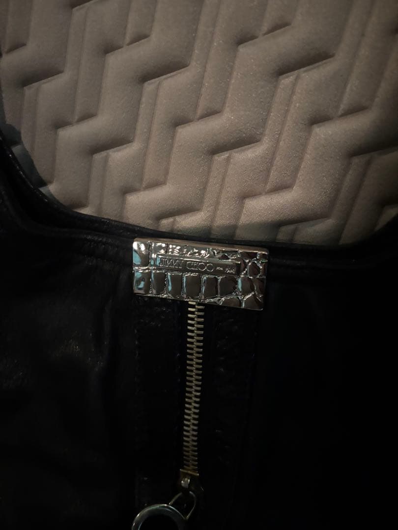 ジミーチュウ　ブラックハンドバッグ ジッパー付き