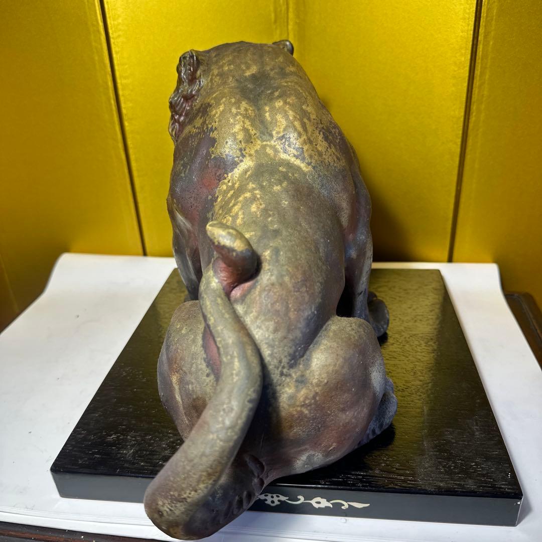 備前焼，虎，獅子，鈴木黄弌，備前焼虎の彫刻 黒い台座付き