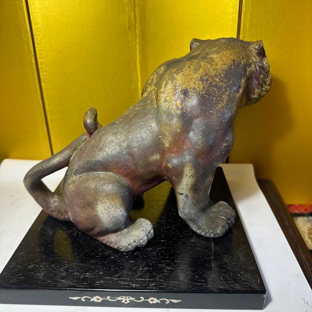 備前焼，虎，獅子，鈴木黄弌，備前焼虎の彫刻 黒い台座付き