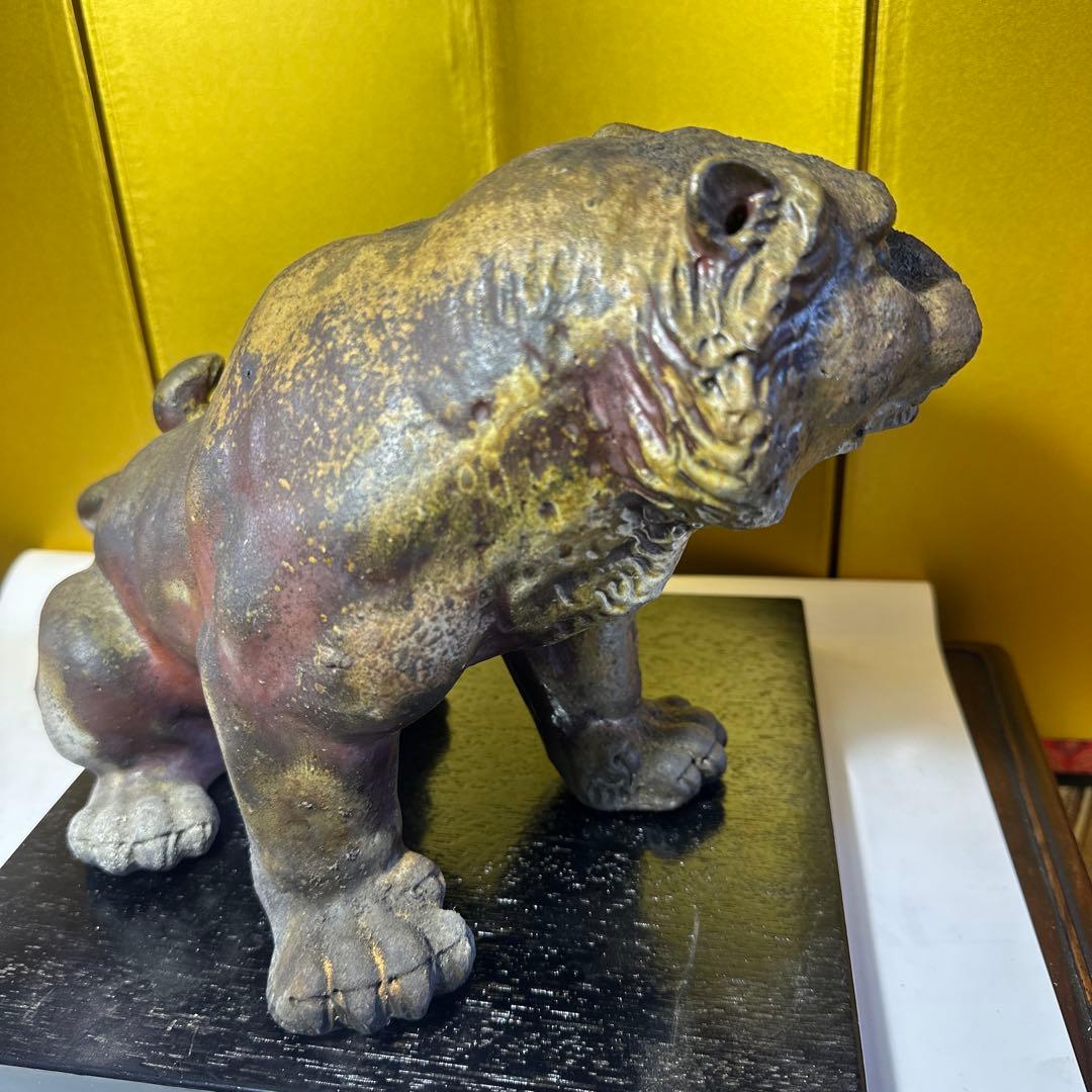 備前焼，虎，獅子，鈴木黄弌，備前焼虎の彫刻 黒い台座付き