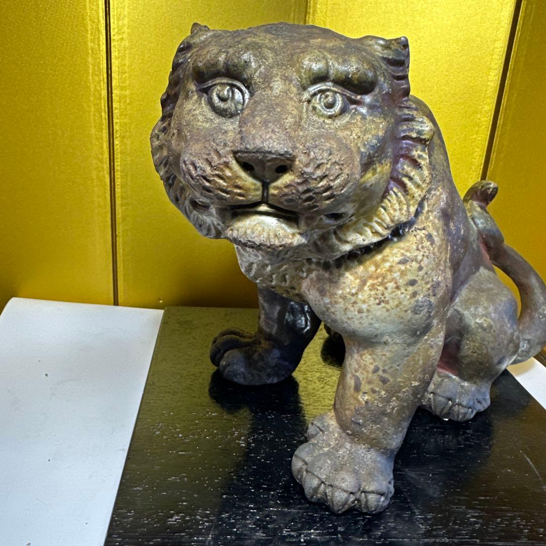 備前焼，虎，獅子，鈴木黄弌，備前焼虎の彫刻 黒い台座付き