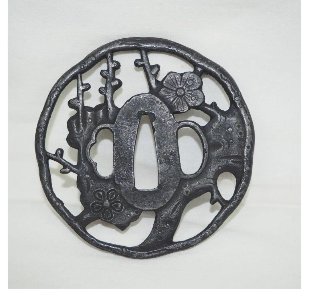 送料無料　時代物　梅花文鍔　木箱付　刀剣美術