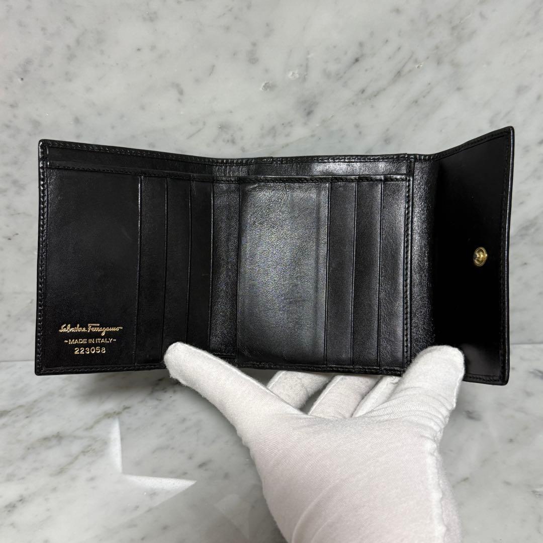 サルヴァトーレフェラガモ 三つ折り財布 ブラック ゴールド ヴァラリボン がま口