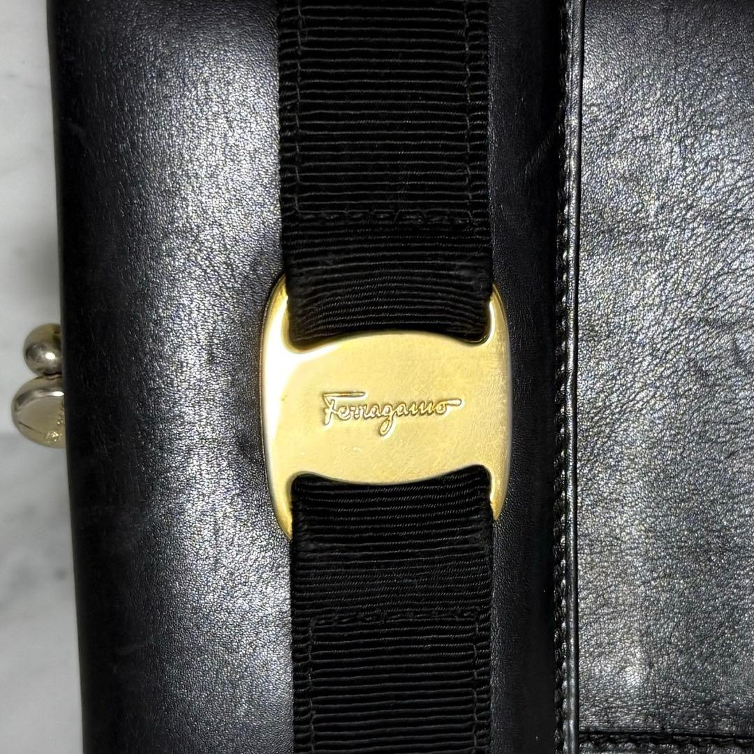 サルヴァトーレフェラガモ 三つ折り財布 ブラック ゴールド ヴァラリボン がま口