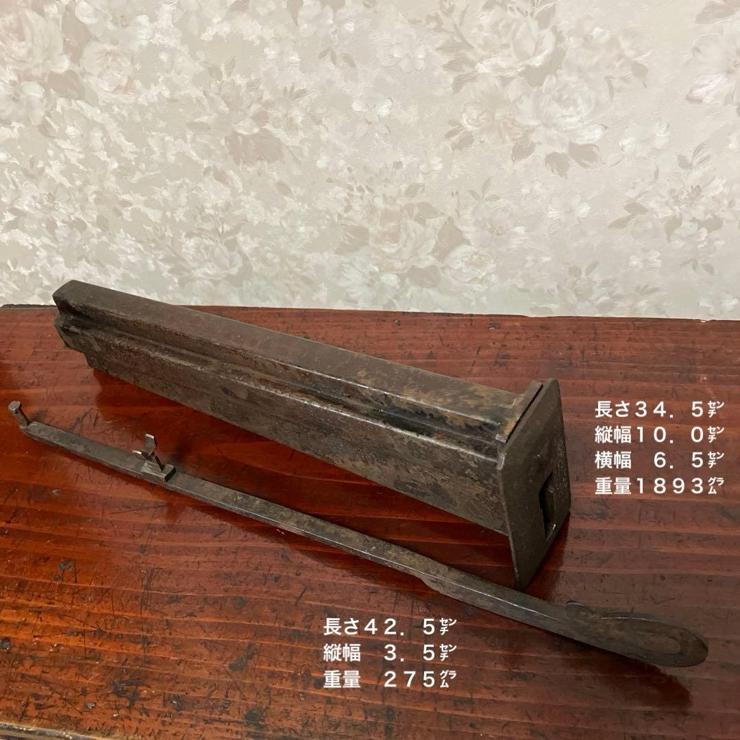 古い特大の錠前と鍵と思われますが果たして？