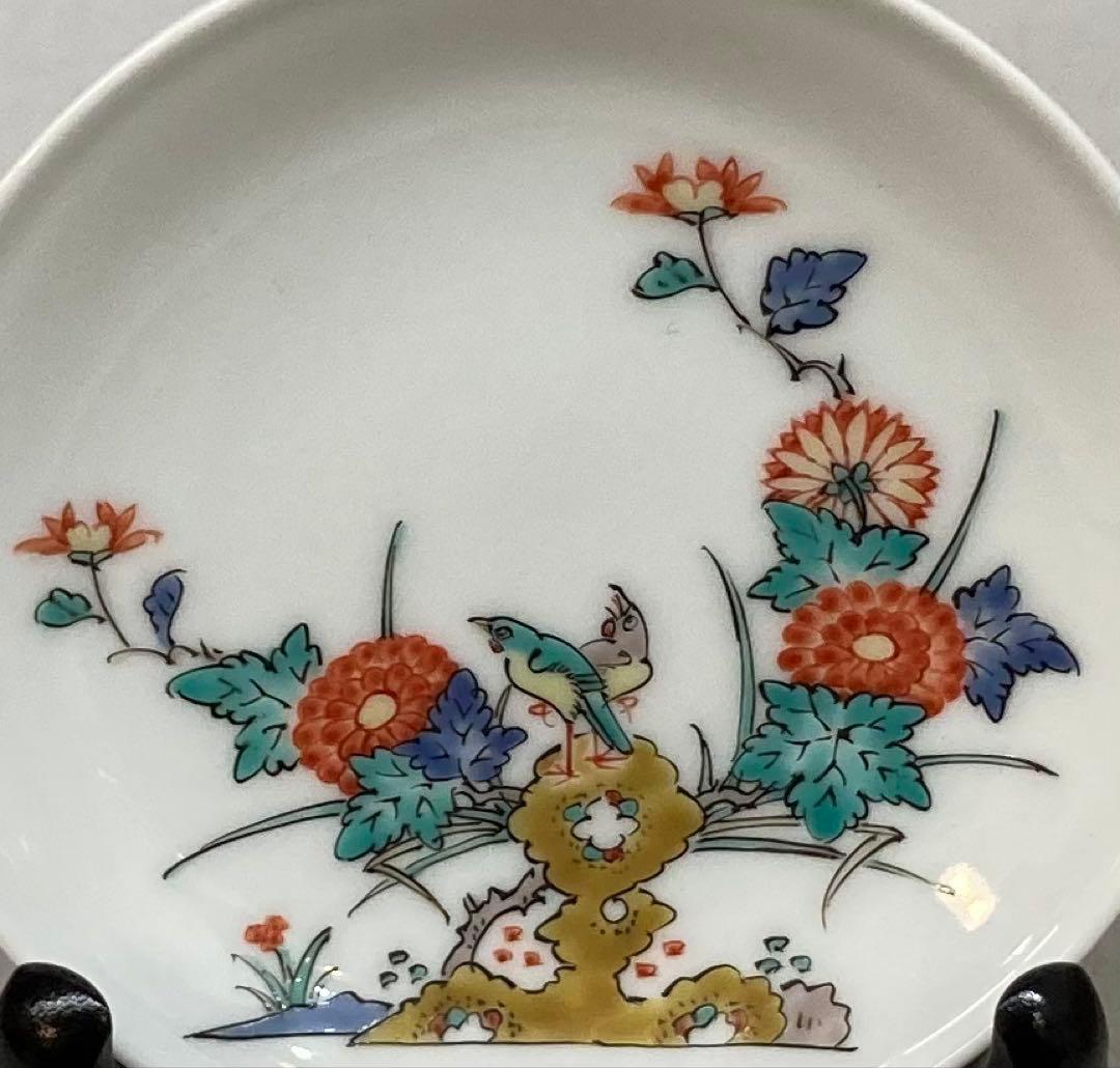 B332b 「錦 菊鳥文 額皿」十四代酒井田柿右衛門　共箱　木製皿立付