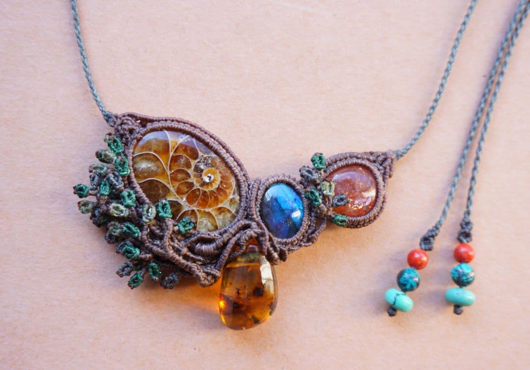 《森のかけら》アンモナイトと３種の石　マクラメ　ネックレス