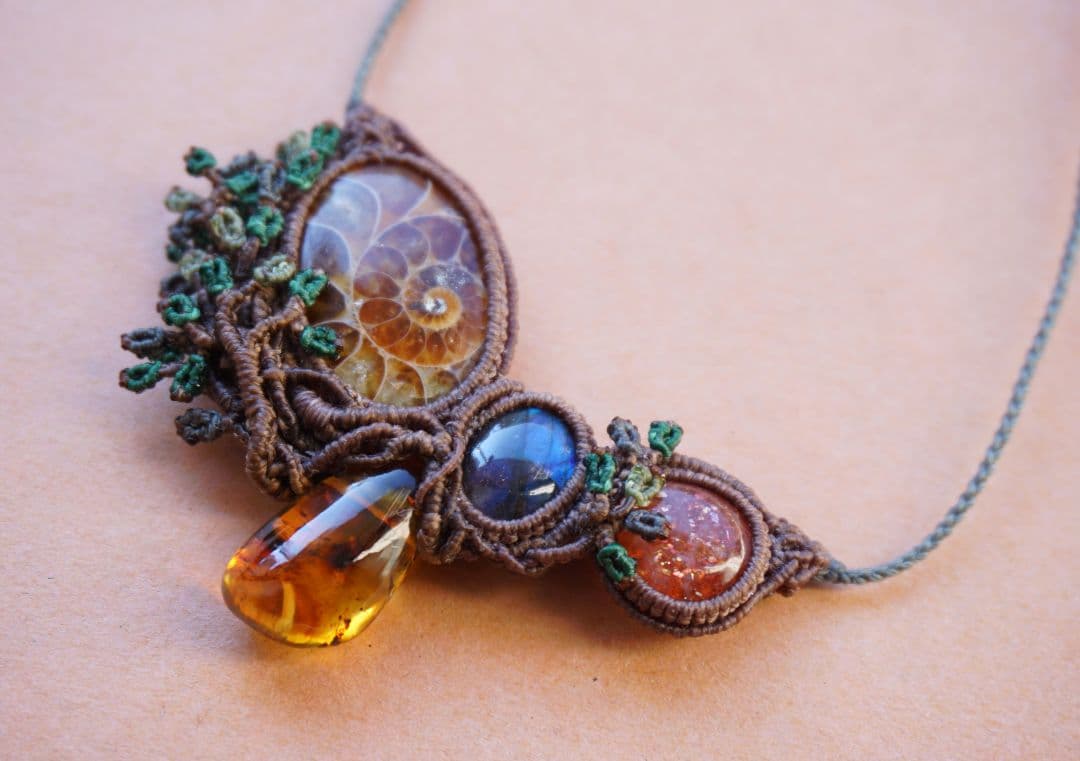 《森のかけら》アンモナイトと３種の石　マクラメ　ネックレス