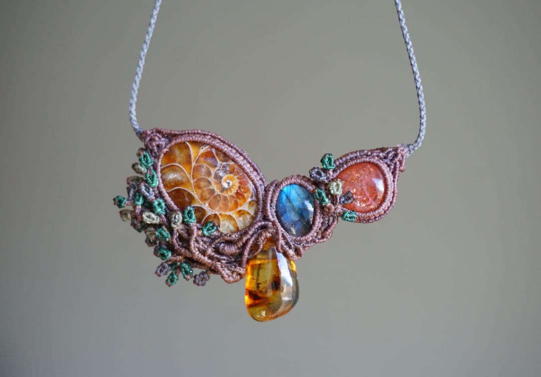 《森のかけら》アンモナイトと３種の石　マクラメ　ネックレス