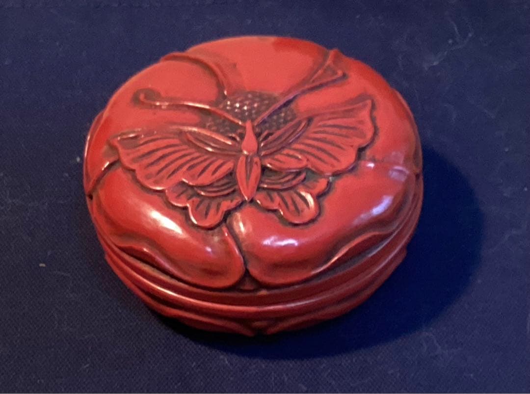 茶道具　蝶と花文香合　根来か