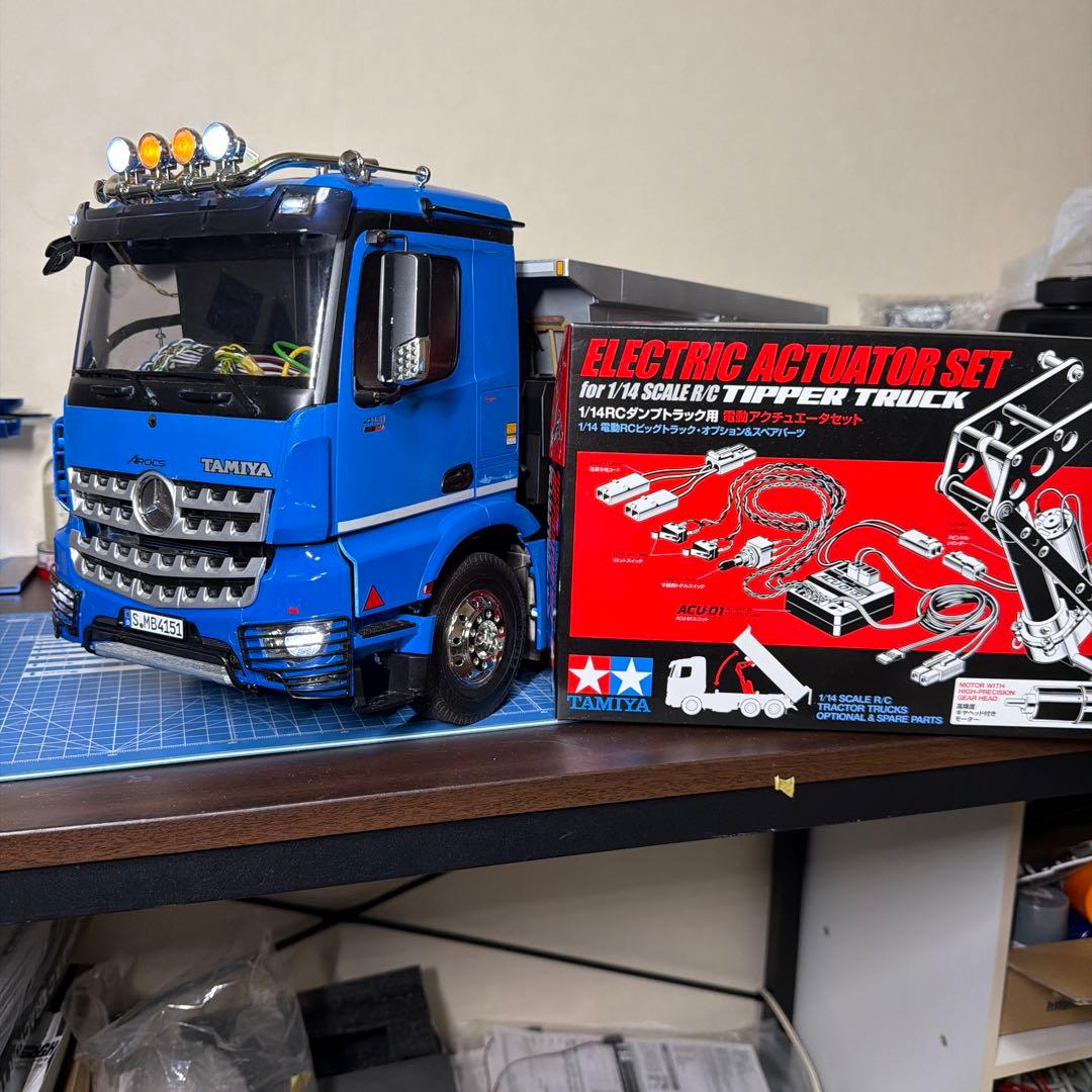 タミヤ　1／14トラック　アロクス4151 8X4ダンプ