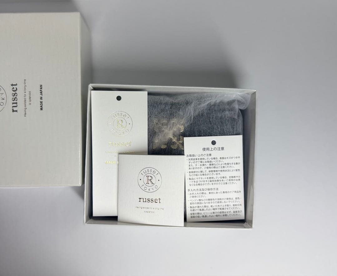 ⭐️最終値下げ⭐️russet ラシット　モノグラムプレート　二つ折り財布 グレー