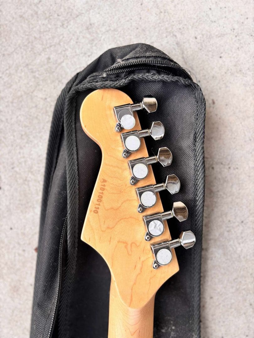 Legend レジェンド　ストラト タイプ エレキギター レッド