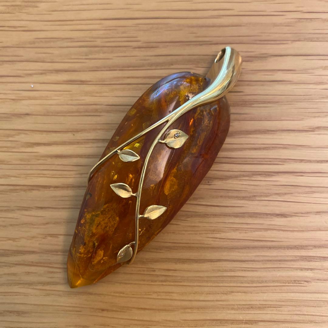 琥珀色の葉形ブローチ・ペンダントトップ
