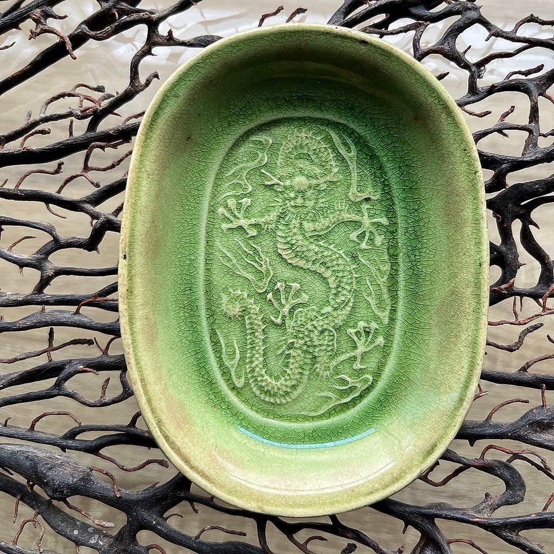 骨董　淡路珉平焼　タイルグリーン 陽刻　希少　5本爪龍紋　楕円形　豆皿