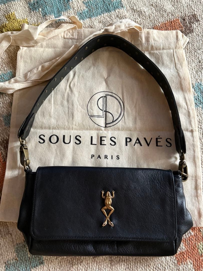 SOUS LES PAVÉS ブラックショルダーバッグ　フランス　カエル