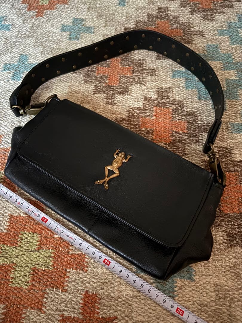 SOUS LES PAVÉS ブラックショルダーバッグ　フランス　カエル