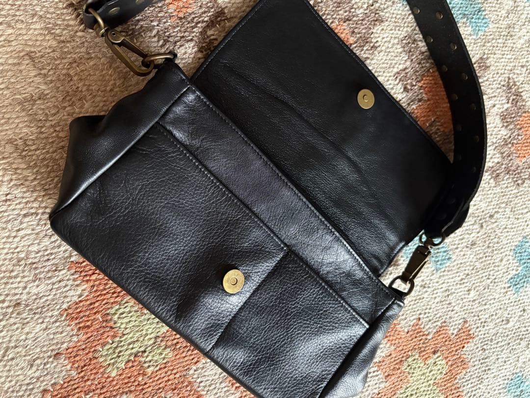 SOUS LES PAVÉS ブラックショルダーバッグ　フランス　カエル