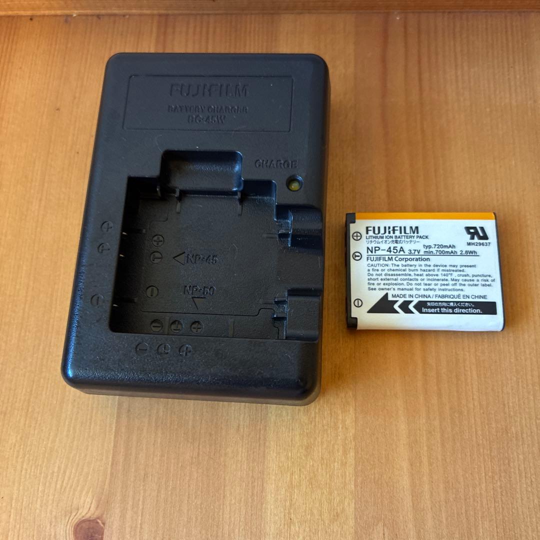 FUJIFILM ファインピクス Z800EXR デジカメ