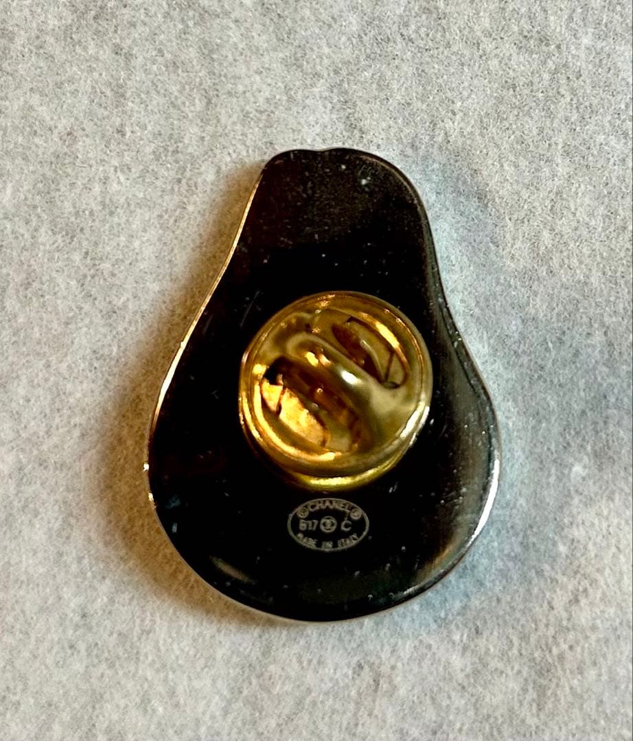 CHANELシャネル　ピンバッジ　ブローチ　アボカド　CCマーク
