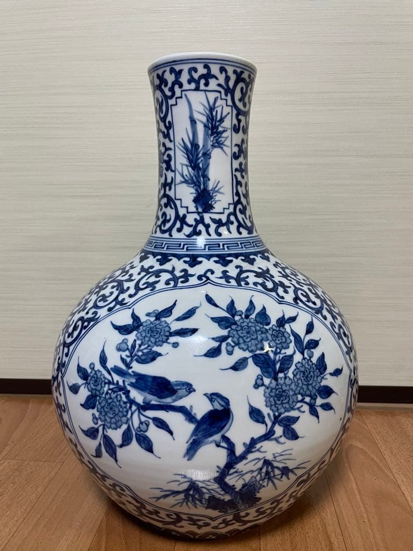 中国大清雍正年製 梅兰竹菊天球瓶