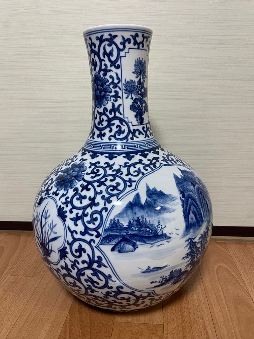 中国大清雍正年製 梅兰竹菊天球瓶