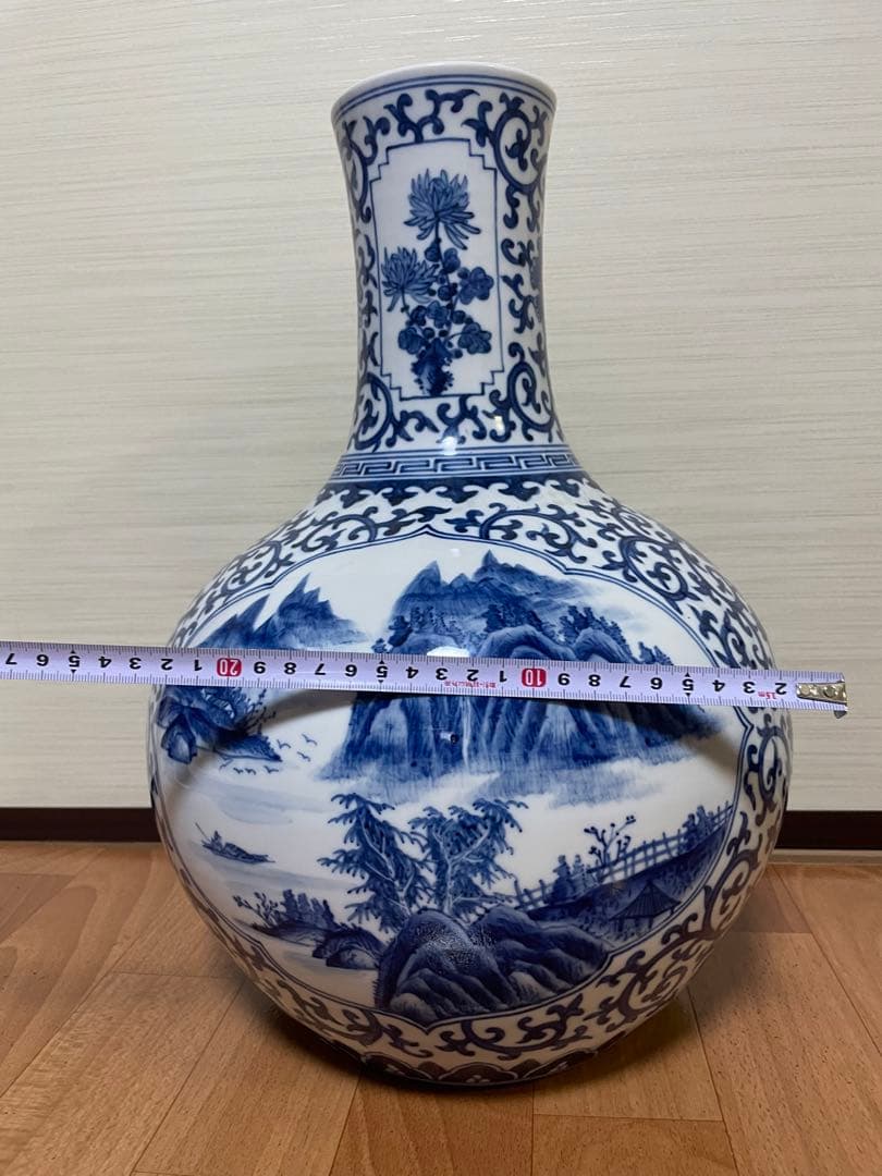 中国大清雍正年製 梅兰竹菊天球瓶