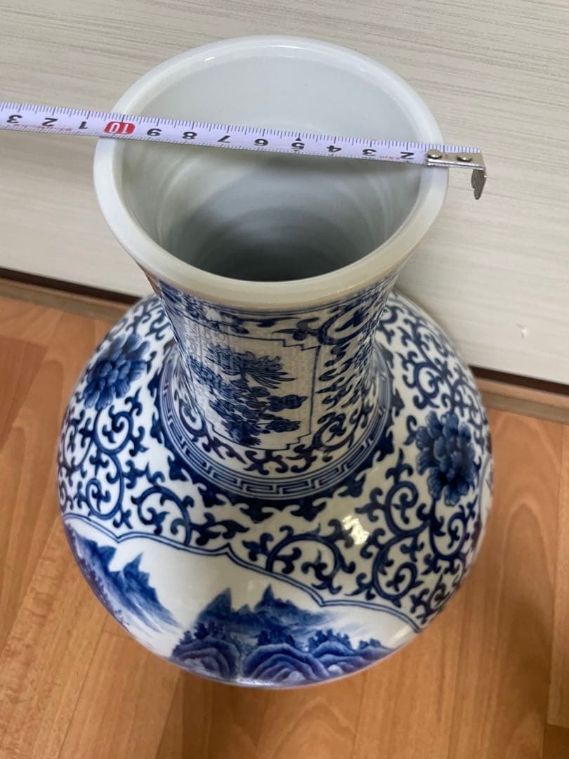 中国大清雍正年製 梅兰竹菊天球瓶