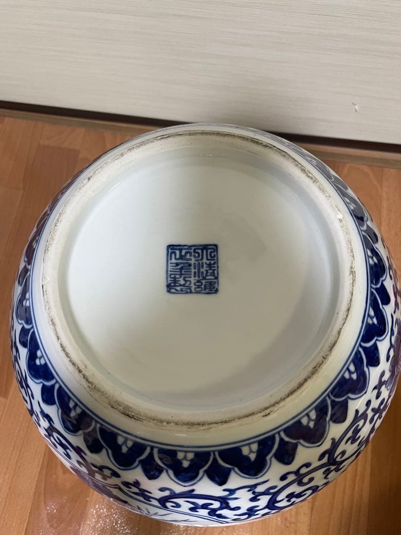 中国大清雍正年製 梅兰竹菊天球瓶