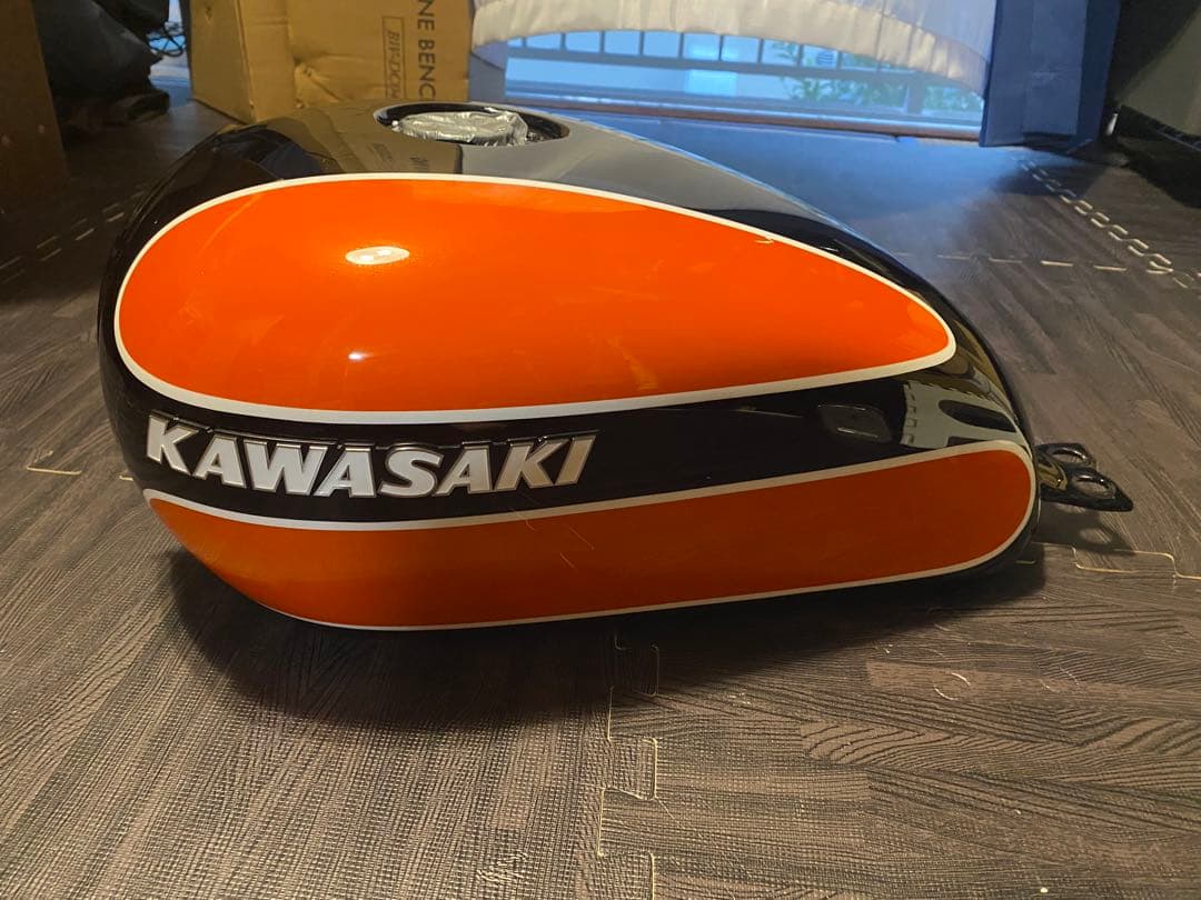 モ*ン様 W650 タンク　W1SA ペイント　スムージング済