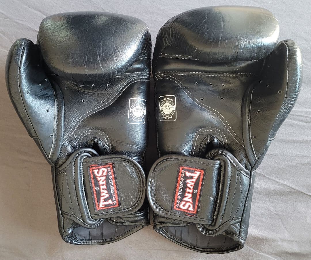 Twins キック ボクシンググローブ 本革製 12オンス 黒 Black