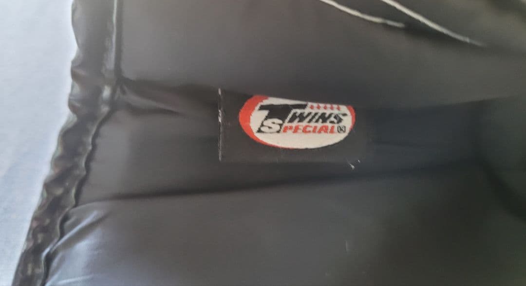 Twins キック ボクシンググローブ 本革製 12オンス 黒 Black