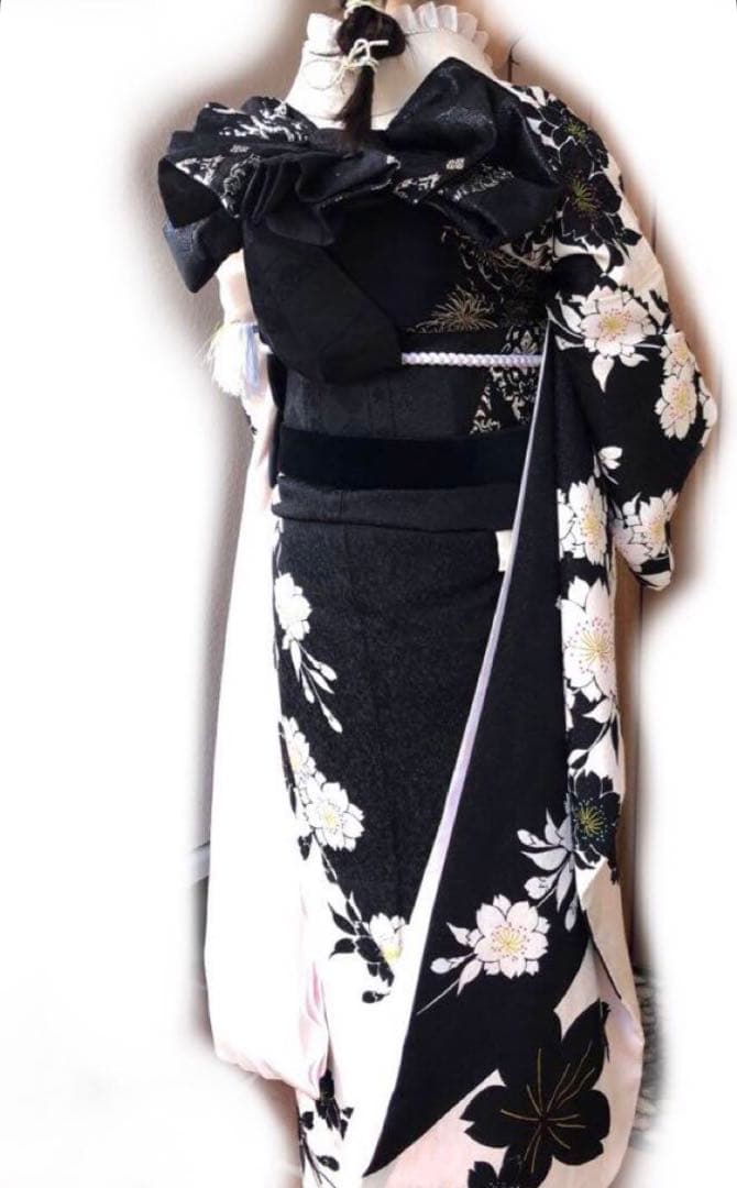 【美品】モノトーン　桜模様　正絹振袖　成人式