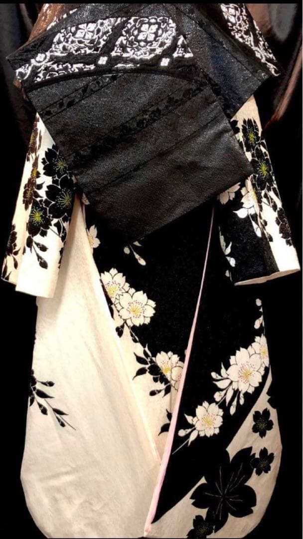 【美品】モノトーン　桜模様　正絹振袖　成人式