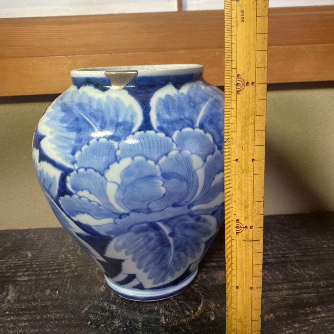 古伊万里　白抜き牡丹文壺