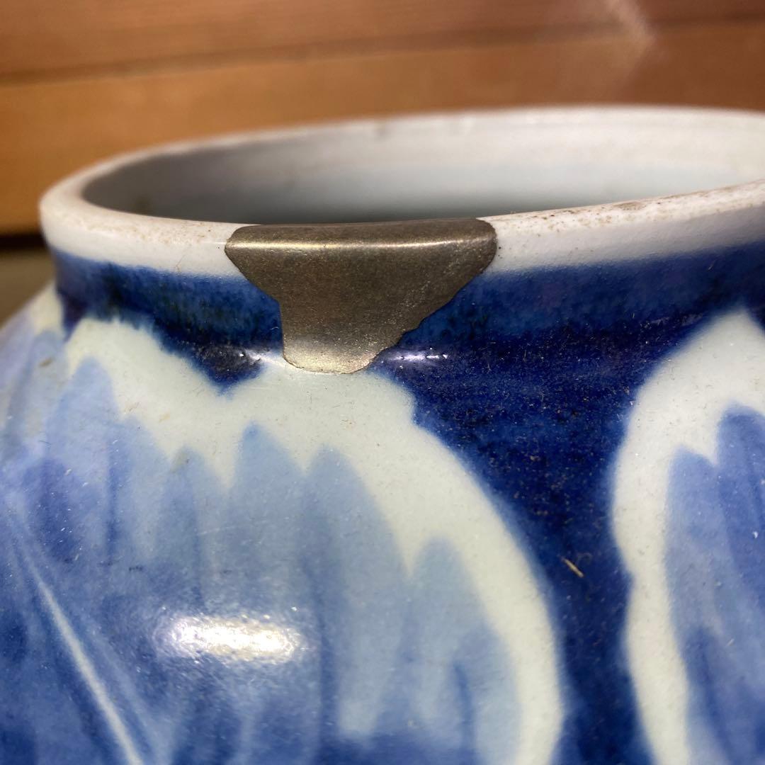 古伊万里　白抜き牡丹文壺