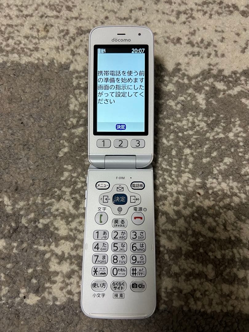 らくらくホン F-01M 白