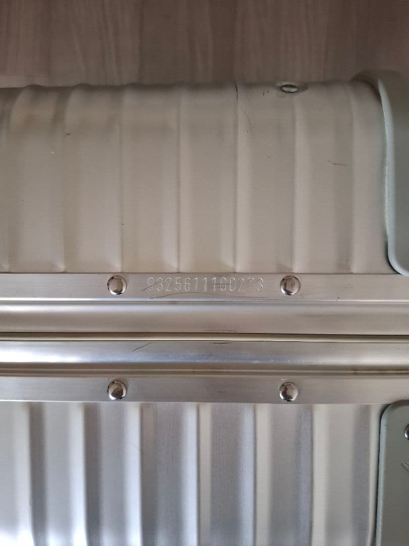 リモワ「トパーズ」48L 4輪シルバー