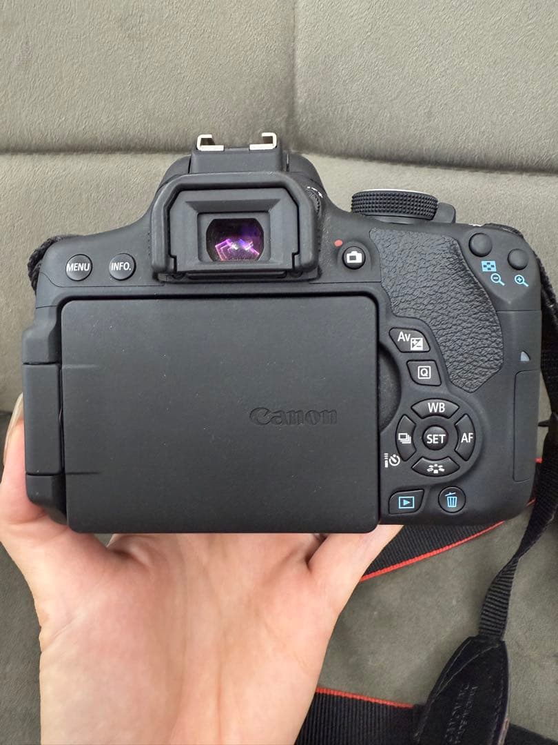 大幅値下げ中！Canon EOS Kiss X8iデジタル一眼レフカメラ