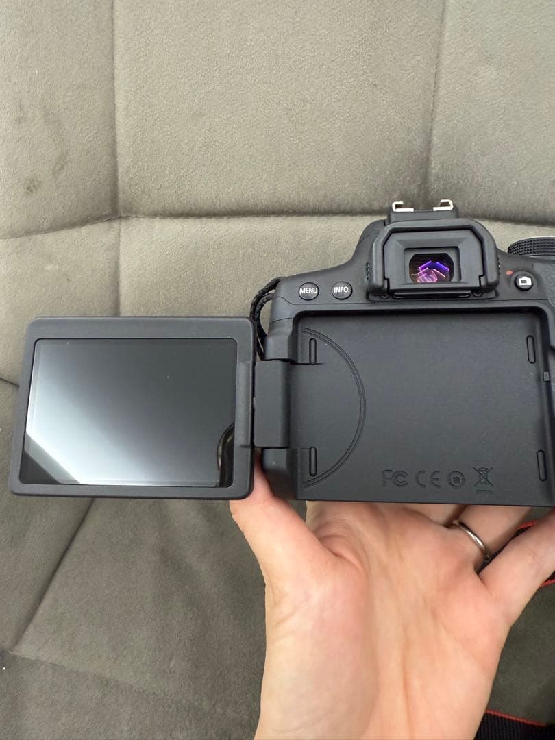 大幅値下げ中！Canon EOS Kiss X8iデジタル一眼レフカメラ