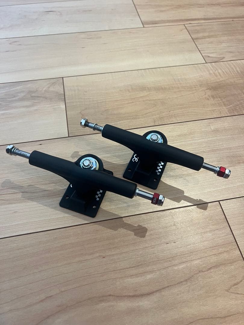 ACEのF1スケートボード トラック マットブラック 44 2個セット