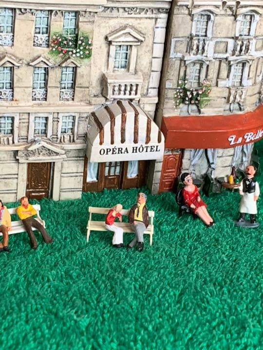 ドミニク・ゴー パリの街並シリーズの人形・ベンチ・街灯・キオスク・メトロ入り口