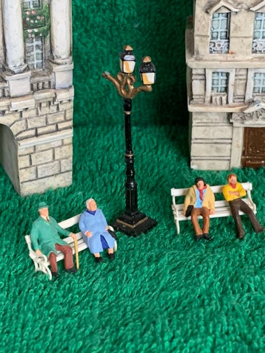 ドミニク・ゴー パリの街並シリーズの人形・ベンチ・街灯・キオスク・メトロ入り口