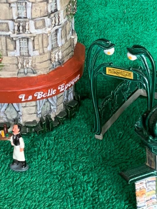 ドミニク・ゴー パリの街並シリーズの人形・ベンチ・街灯・キオスク・メトロ入り口