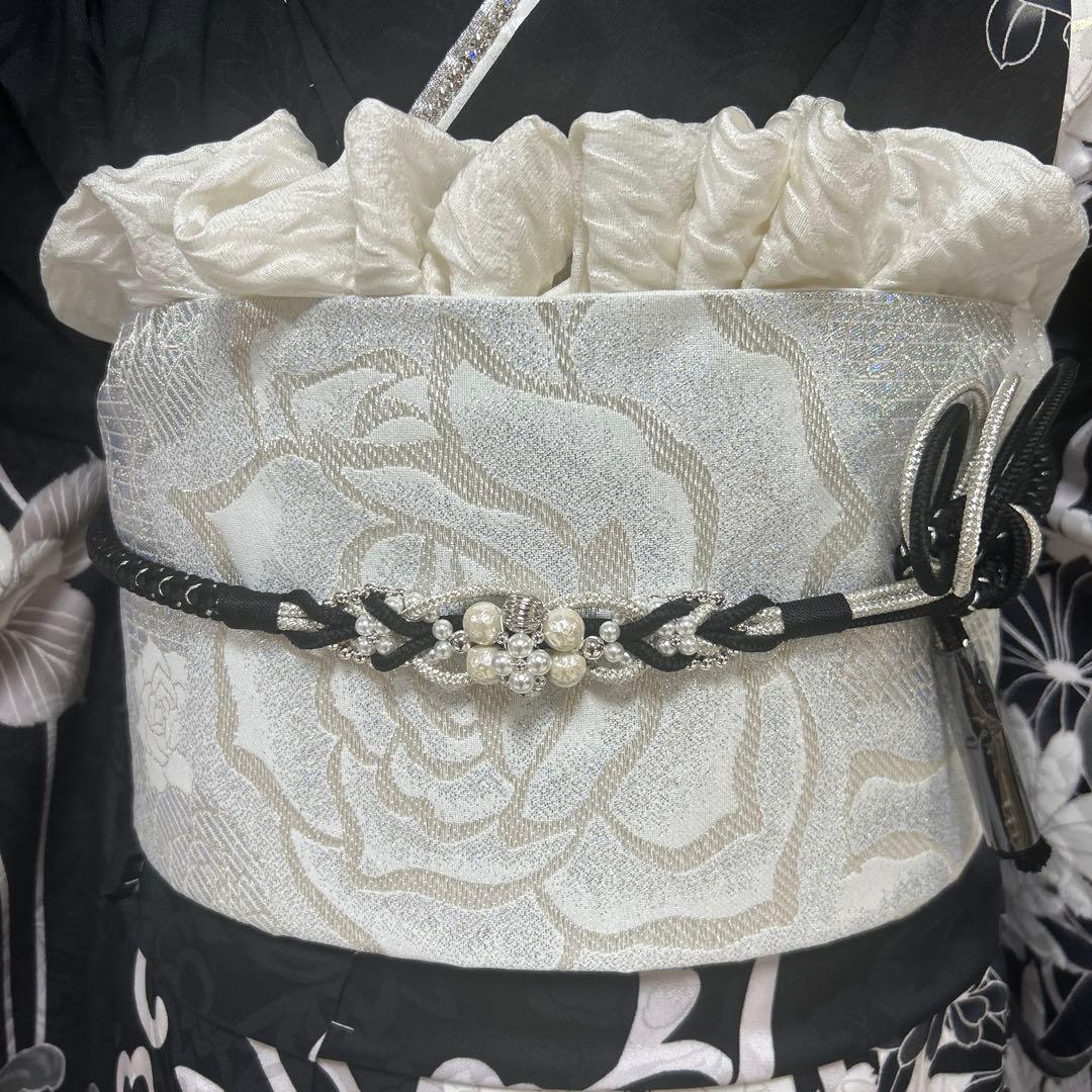 黒地のモノトーン薔薇と乱菊のシックな振袖フルセット