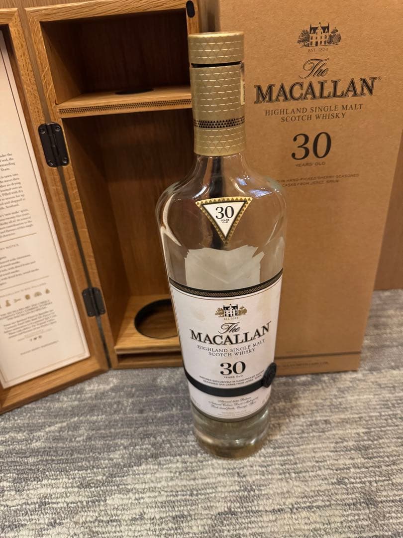 値下げしました　マッカラン30年　空瓶　木箱&外箱付き