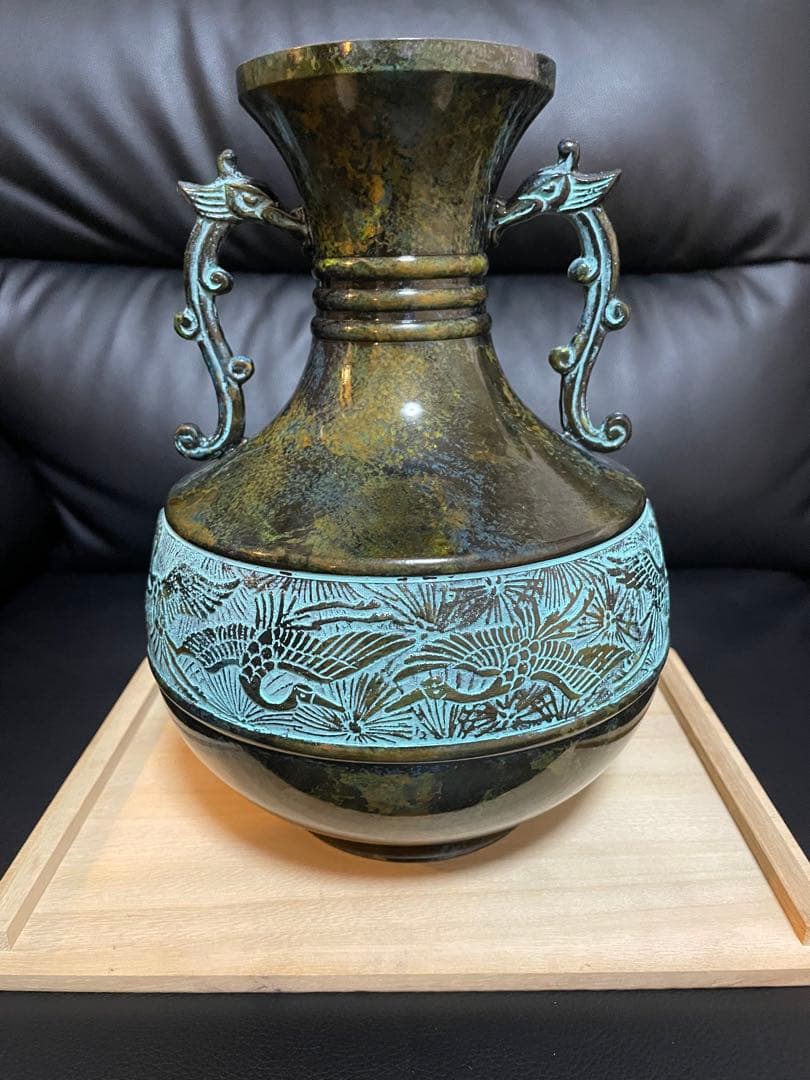 青銅製持ち手付き花瓶