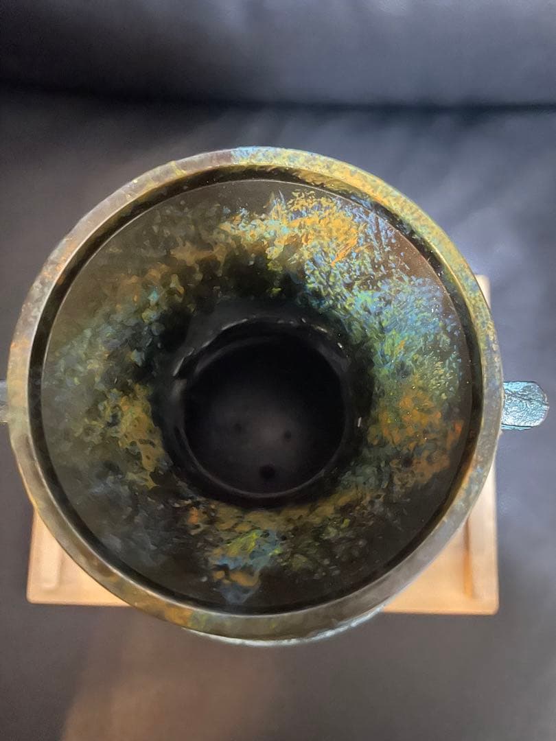 青銅製持ち手付き花瓶