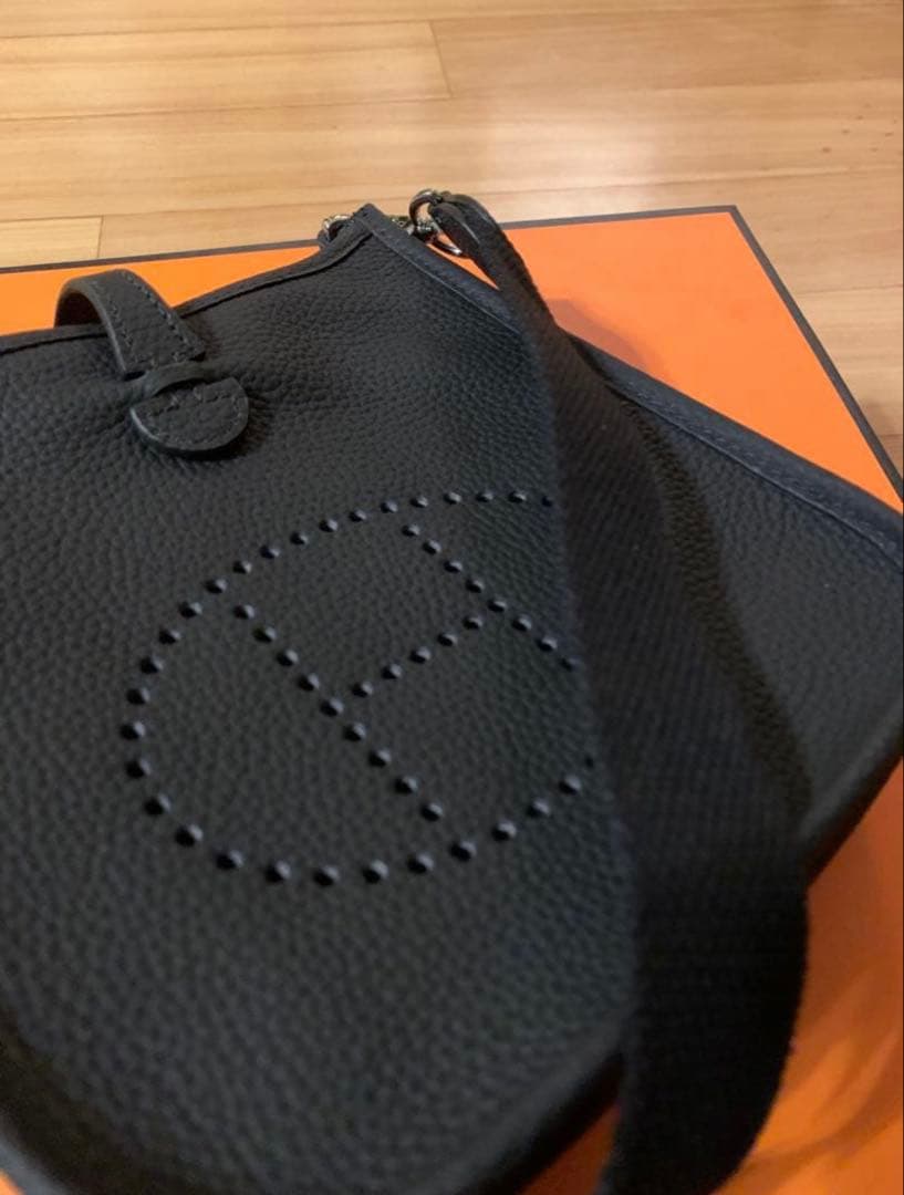 新品未使用 ショルダーバッグ Hパンチング 高級革 ブラック